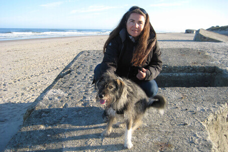 Billede af Anne-Marie med sin hund